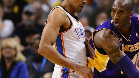 Kobe Bryant, de los Lakers, protege el balón.
