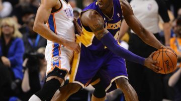 Kobe Bryant, de los Lakers, protege el balón.