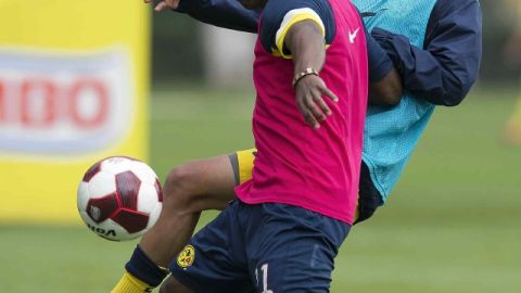 El ecuatoriano Christian Benítez (izq.) buscará aumentar su cuenta goleadora, mañana, en la visita del América a los potosinos.