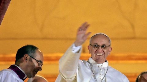 Jorge Bergoglio fue elegido como líder de la Iglesia Católica. Bergoglio, de origen argentino, seleccionó el nombre de Francisco. Él es el primer pontífice no europeo en  1,200 años.