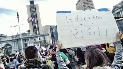 "La educación es un derecho", expresa frente al ayuntamiento de San Francisco una estudiante.