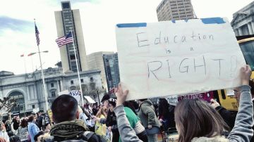"La educación es un derecho", expresa frente al ayuntamiento de San Francisco una estudiante.