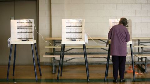 En la segunda vuelta de las elecciones primarias en Los Ángeles, los votantes elegirán al alcalde y a otros cargos del gobierno del condado.