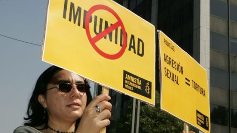 Una protesta se efectuó frente a la PGR, en México, dos años después de los hechos violentos  de 2006 en San Salvador Atenco.