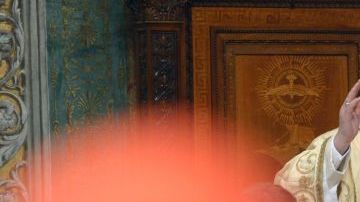 El papa Francisco oficia su primera misa como Sumo Pontífice en la Capilla Sixtina el jueves 14 de marzo de 2013.