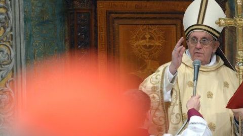 El papa Francisco oficia su primera misa como Sumo Pontífice en la Capilla Sixtina el jueves 14 de marzo de 2013.