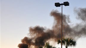 La avioneta chocó contra un árbol y una verja cuando se estrelló en un estacionamiento de vehículos cerca del aeropuerto de Fort Lauderdale, Florida.