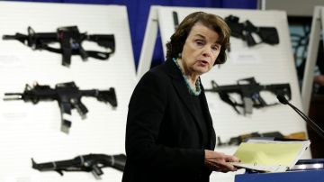 La presidenta del Comité de Inteligencia del Senado, la demócrata Dianne Feinstein, es la autora del texto para la prohibición de las armas de asalto.
