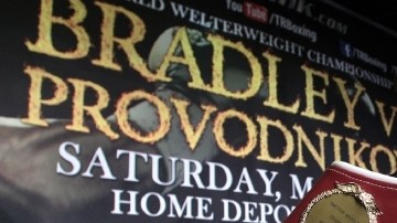 Timothy Bradley posa con el cinturón durante la última conferencia de prensa de cara a su pelea del  sábado en Carson.