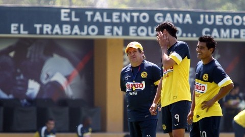 Miguel Herrera  (izq.) platica con dos de sus pupilos durante un entrenamiento.