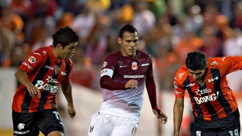 Édgar Andrade (19) deja tirado en el terreno de juego al defensa de Morelia Joel Huiqui (der.), ayer.