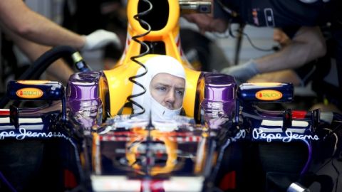 El piloto alemán Sebastian Vettel, de Red Bull, conduce su monoplaza durante la primera sesión en el circuito Albert Park de Melbourne.
