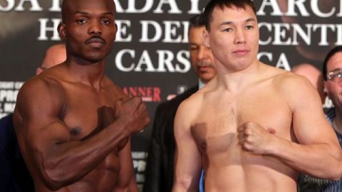 Timothy Bradley Jr. y el retador Ruslan Provodnikov muestran sus poderosos músculos en  la ceremonia de  pesaje.