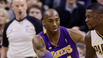 Kobe Bryant (izq.) trata de detener el paso a  Lance Stephenson, escolta de Indiana en el primer período.