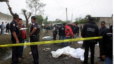 El estallido de un cohete durante una peregrinación religiosa en Tlaxcala, deja al menos 13 muertos y decenas de heridos.