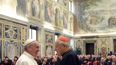 Papa Francisco (izq.) con cardenal italiano Angelo Sodano en encuentro con  114 cardenales electores.