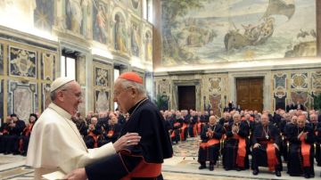 Papa Francisco (izq.) con cardenal italiano Angelo Sodano en encuentro con  114 cardenales electores.