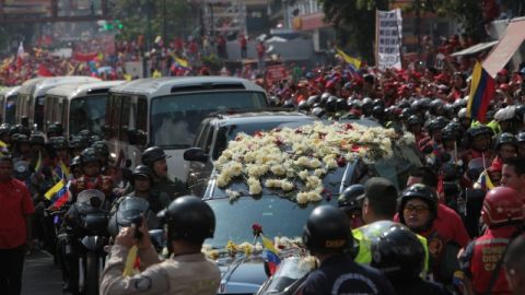 Traslado del féretro del fallecido presidente Hugo Chávez ayer, al Cuartel de la Montaña en Caracas.
