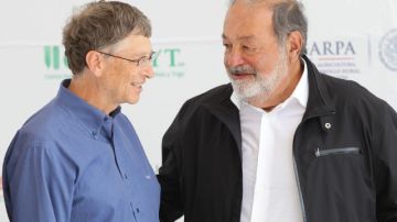 Magnates Bill Gates, de EEUU y Carlos Slim (der.), de México.