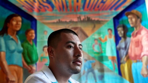 Heriberto Zamora, como muchos otros trabajadores migrantes, es víctima de  patrones que no les pagan sus horas extras.