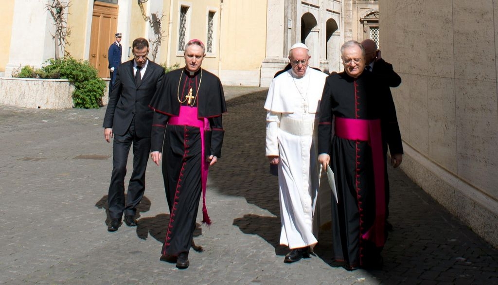 El texto asegura que Bergoglio ayudó a otros religiosos a salir del país.