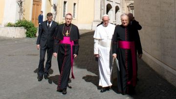 El texto asegura que Bergoglio ayudó a otros religiosos a salir del país.