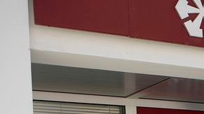 Los chipriotas hace fila en los bancos para retirar su dinero, luego de que el Eurogrupo impusiera a Chipre la medida de retirar fondos en cuentas privadas bancarias.