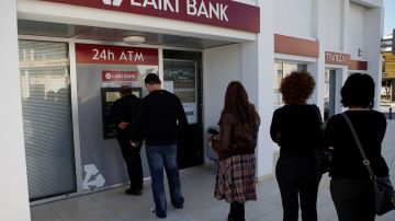 Los chipriotas hace fila en los bancos para retirar su dinero, luego de que el Eurogrupo impusiera a Chipre la medida de retirar fondos en cuentas privadas bancarias.