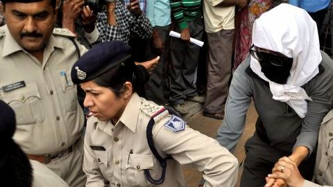 El matrimonio había acampado en las cercanías del poblado de Jhadia, en el estado de Madhya Pradesh, cuando fue asaltado por el grupo de atacantes. En la foto, la supuesta víctima es escoltada por la Policía a un hospital en Gwalior.