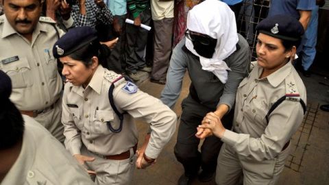 El matrimonio había acampado en las cercanías del poblado de Jhadia, en el estado de Madhya Pradesh, cuando fue asaltado por el grupo de atacantes. En la foto, la supuesta víctima es escoltada por la Policía a un hospital en Gwalior.
