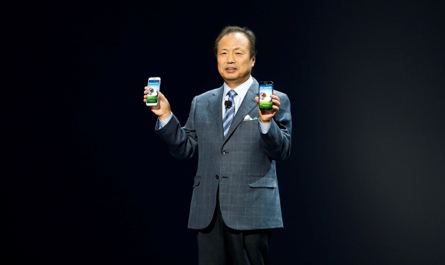 JK Shin, presidente de comunicación móvil y de IT para Samsung Electronics, presentó el nuevo Samsung Galaxy S4 el jueves en Nueva York.