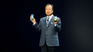 JK Shin, presidente de comunicación móvil y de IT para Samsung Electronics, presentó el nuevo Samsung Galaxy S4 el jueves en Nueva York.