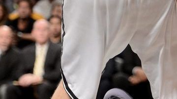 El español Pau Gasol sigue lesionado y tendrá que ser revisado el domingo.