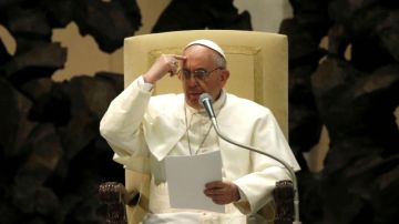 El papa Francisco, durante su discurso en el Aula Pablo VI del Vaticano, donde ha recibido ayer a los miles de periodistas  de todo el mundo.