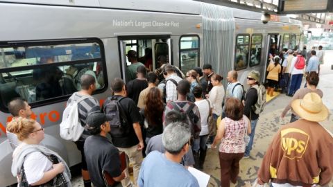 En 2012, cuatro personas decidieron poner fin a sus vidas saltando frente a los trenes de la ruta de la Línea Azul.