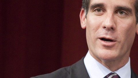 El alcalde Eric Garcetti anunció que, al igual que otras ciudades como San Francisco, Los Ángeles invertirá millones de dólares en asistencia legal a indocumentados una vez Trump llegue a la presidencia.