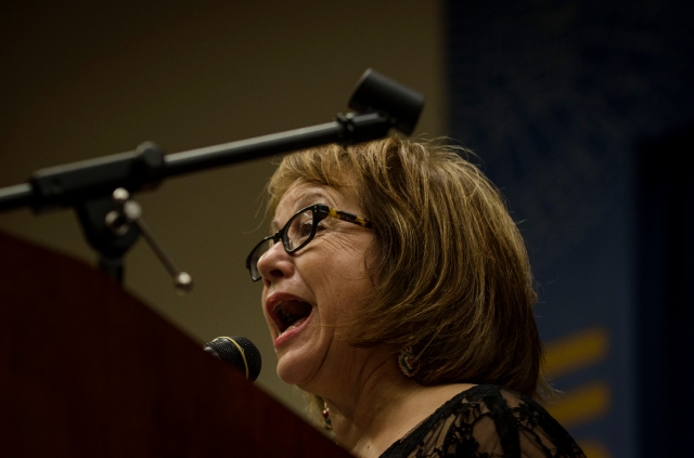 La senadora María Elena Durazo a favor de una ley que garantice las visitas en persona de las familias a los reos de las prisiones de California. (