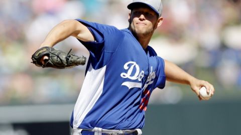 Clayton Kershaw realiza sus primeros envíos en el partido de ayer.