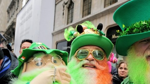Caminantes en el desfile visten disfraces y colores verdes en el 251 aniversario del Día de San Patricio, en Nueva York.