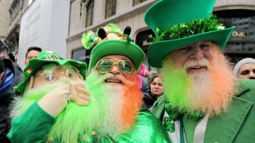 Caminantes en el desfile visten disfraces y colores verdes en el 251 aniversario del Día de San Patricio, en Nueva York.