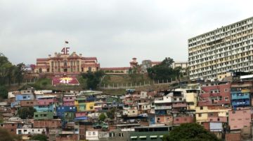 La popular barriada del 23 de Enero de Caracas, ayer,  donde centenares de chavistas esperaban su  turno para visitar el féretro de su mandatario Hugo Chávez.