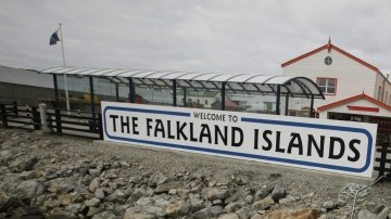 Los veteranos argentinos de la Guerra de Las Malvinas, Gustavo Giménez (izq.) y Eduardo Mirabetto, posando en Puerto Stanley.