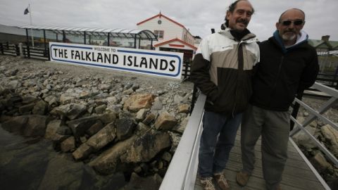 Los veteranos argentinos de la Guerra de Las Malvinas, Gustavo Giménez (izq.) y Eduardo Mirabetto, posando en Puerto Stanley.