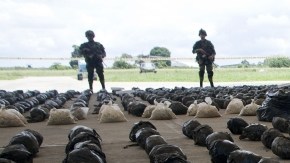 Ejército de Colombia presenta 3.9 toneladas de cocaína decomisadas ayer,  a las FARC, en el  departamento del Cauca.