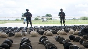 Ejército de Colombia presenta 3.9 toneladas de cocaína decomisadas ayer,  a las FARC, en el  departamento del Cauca.