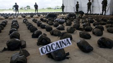 Ejército de Colombia presenta 3.9 toneladas de cocaína decomisadas ayer,  a las FARC, en el  departamento del Cauca.