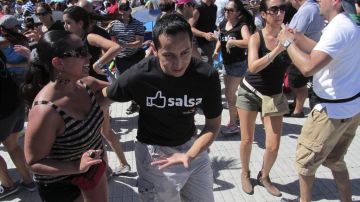 Más de 20,000 personas asistieron al estadio Hiram Bithorn de San Juan para celebrar el Día Nacional de la Salsa.