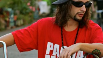 Héctor Guerra durante grabación de uno de sus videos en el barrio de la Misión, San Francisco.