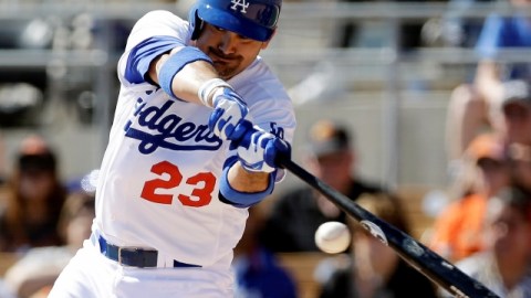 El bate de Adrián González ha comenzado a hacer estragos; ayer le bateó jonrón a su compatriota Yovani Galalrdo, as de Milwaukee.