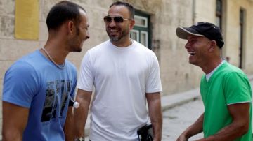 Rey Ordóñez (centro) bromea con sus hermanos Didiel (izq.) y Juan Carlos, ayer, en una de las principales calles de la Habana Vieja.